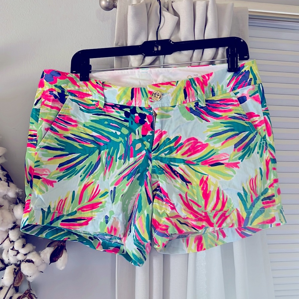 Size 8 Lilly Pulitzer Callahan short in multi island time